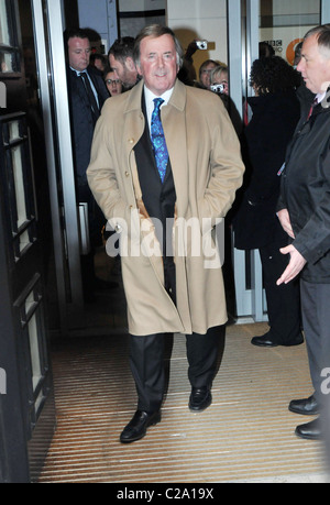 Terry Wogan BBC Radio2 verlassen, nachdem seine letzte je Frühstück zeigen, London, England - 18.12.09 Stockfoto