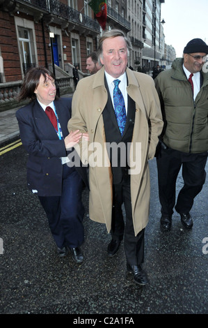 Terry Wogan BBC Radio2 verlassen, nachdem seine letzte je Frühstück zeigen, London, England - 18.12.09 Stockfoto