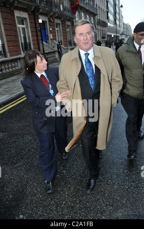 Terry Wogan BBC Radio2 verlassen, nachdem seine letzte je Frühstück zeigen, London, England - 18.12.09 Stockfoto