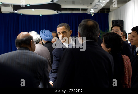 Präsident Barack Obama begrüßt Delegationsmitglieder vor einem multilateralen Treffen mit dem chinesischen Ministerpräsidenten Wen Jiabao, Brasilianisch Stockfoto