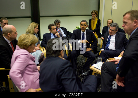 Präsident Barack Obama unterrichtet die europäischen Staats-und Regierungschefs, darunter der britische Premierminister Gordon Brown, der französische Präsident Nicolas Stockfoto