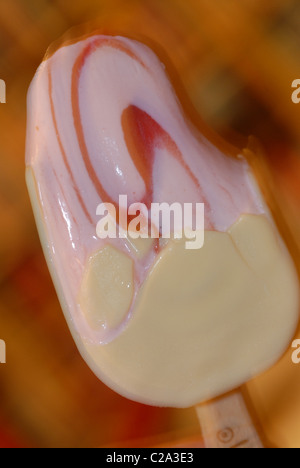 Erdbeer Strudel Eis am Stiel in weißer Schokolade bedeckt. Stockfoto