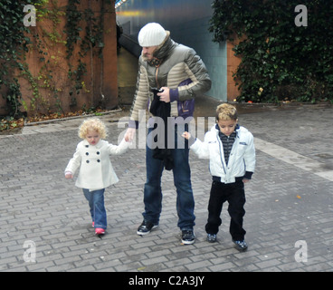 Peter Andre nimmt seine Kinder Junior Andre und Princess Tiaamii Andre im Kino zu sehen, der Polar Express London, England- Stockfoto