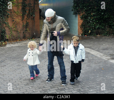 Peter Andre nimmt seine Kinder Junior Andre und Princess Tiaamii Andre im Kino zu sehen, der Polar Express London, England- Stockfoto