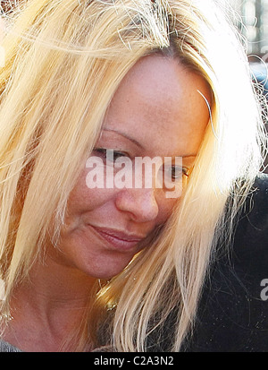 Pamela Anderson kommt am neuen Wimbledon Theater suchen zerzaust und ohne Make-up. Sie versuchte, nicht zu zeigen ihr Stockfoto