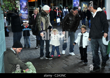 Peter Andre nimmt seine Kinder Junior Andre und Princess Tiaamii Andre im Kino zu sehen, der Polar Express London, England- Stockfoto