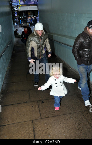 Peter Andre nimmt seine Kinder Junior Andre und Princess Tiaamii Andre im Kino zu sehen, der Polar Express London, England- Stockfoto