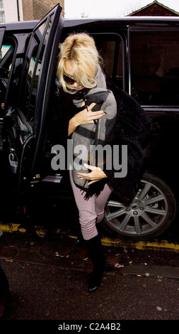 Pamela Anderson eingehüllt in ein Schal kommt am New Wimbledon Theatre, wo sie derzeit in "Aladdin erscheint" Stockfoto