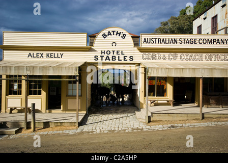 Antik Stall Haus Pferd Mannschaften zum Ziehen von Wagen und Kutschen. Stockfoto