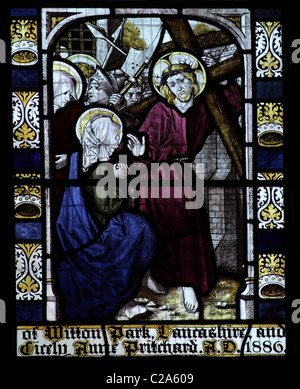 Ein Glasfenster von Burlison und Grylls Darstellung der Passion Christi; All Saints Church, Watermillock, Cumbria Stockfoto