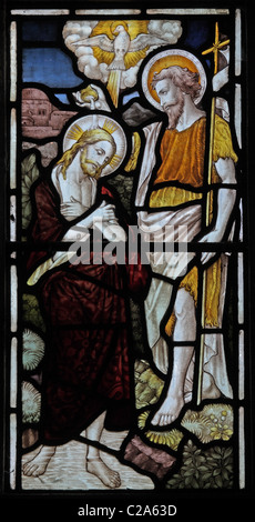 Ein Glasfenster von Heaton Butler und Bayne Darstellung der Taufe Jesu, All Saints Church, Watermillock, Cumbria Stockfoto