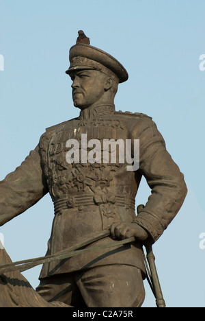 Bronzestatue des russischen Marschall Schukow mit schwarze Taube an der Spitze Stockfoto