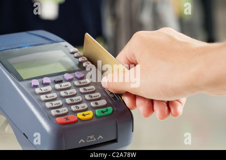 Nahaufnahme der Zahlung Maschine Tasten mit menschlichen Hand Plastikkarte in der Nähe von Stockfoto