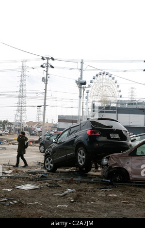 Tausende von Autos und Lastwagen wurden zerstört, wie viele Opfer wurden nach 9,0 Mw Erdbeben einen Tsunami in Japan 2011 löste Stockfoto