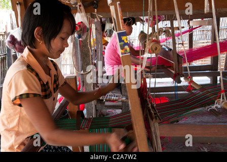 Werkstatt für Weberei für traditionelle ethnische Pa Oh Handwerk. Augban. Myanmar Stockfoto