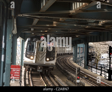 F Zug betreten der Station West 8th Street in Brooklyn auf dem Weg nach Manhattan. Stockfoto