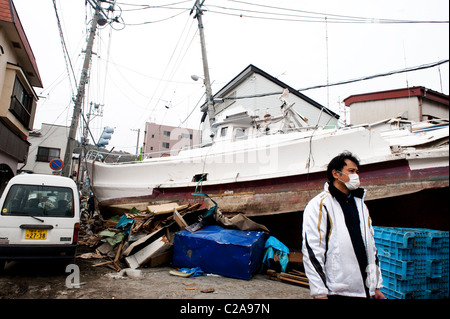 Überlebende des Tsunami zu starten, das Chaos aufräumen, nachdem ein 9,0 Mw Erdbeben ein Tsunami in der Stadt Miyako, Iwati ausgelöst Stockfoto