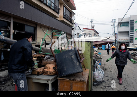 Überlebende des Tsunami zu starten, das Chaos aufräumen, nachdem ein 9,0 Mw Erdbeben ein Tsunami in der Stadt Miyako, Iwati ausgelöst Stockfoto