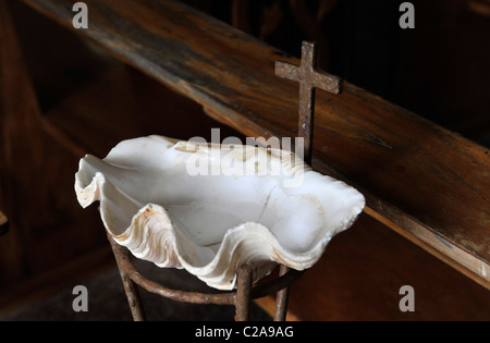 Weihwasser Schriftart der Anse Boileau Kirche in Anse Boileau, Insel Mahé, Seychellen Stockfoto