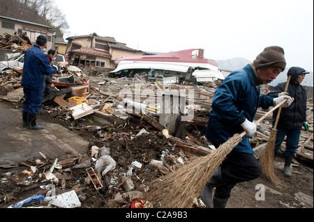 Überlebende des Tsunami zu starten, das Chaos aufräumen, nachdem ein 9,0 Mw Erdbeben ein Tsunami in der Stadt Miyako, Iwati ausgelöst Stockfoto