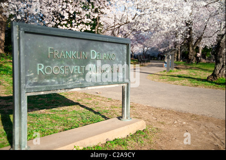 Eintritt in die Franklin Delano Roosevelt Memorial entlang der Gezeitenbecken in Washington, D.C. Stockfoto