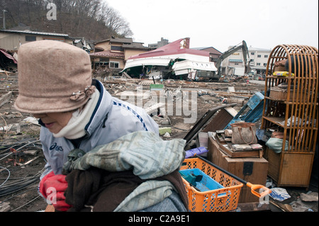 Überlebende des Tsunami zu starten, das Chaos aufräumen, nachdem ein 9,0 Mw Erdbeben ein Tsunami in der Stadt Miyako, Iwati ausgelöst Stockfoto