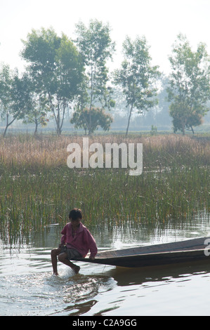 kleine Holzboote in Sümpfen in der Nähe von Inle-See. Myanmar Stockfoto