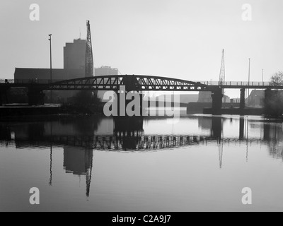 Schärfe Brücke über die Schärfe und Gloucester Kanal im Morgennebel schwingen Stockfoto