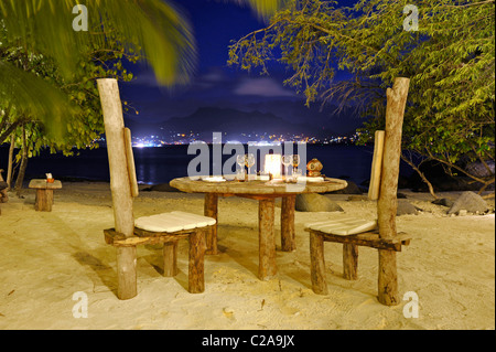 Terrasse von Sainte Anne Beachcomber Resort am Abend, Sainte Anne Island, Seychellen Stockfoto