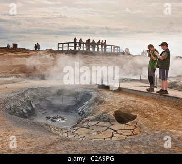 Touristen fotografieren Schlamm Hexenkessel im geothermischen Feld Leirhnjukur in der Krafla vulkanisches System, Island Stockfoto