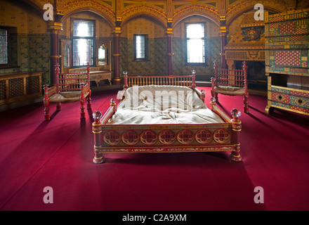 Lady Bute Schlafzimmer und Bett gemalt in leuchtenden Farben Castell Coch Cardifff Wales Walisisch 117249 Castel Coch Stockfoto