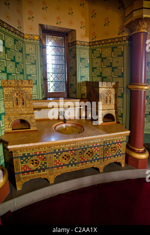Lady Bute Schlafzimmer Schrank Becken gemalt in leuchtenden Farben Castell Coch Cardifff Wales Walisisch 117251 Castel Coch Stockfoto