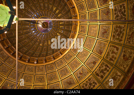 Gewölbte Decke in brillanten Farben auf der Doppel-gewölbte Kammer, Castell Coch Cardiff Wales Lady Bute Schlafzimmer Stockfoto