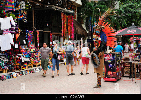 Menschen Sie tragen traditionelle Maya-Kostüm auf der Fifth Avenue in Playa del Carmen, Quintana Roo, Mexiko Stockfoto
