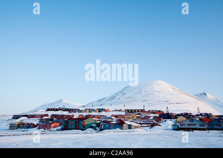 Ein Detail von Longyearbyen, Svalbard, Norwegen. Eine Reihe von Häusern und ein Berg in der Ferne. Stockfoto