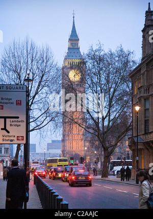 Big Ben oder St Stephen Turm am Parliament Square in London in der Dämmerung an einem Winterabend Stockfoto