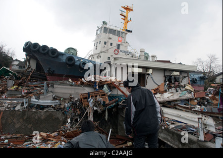 Ein Fischerboot sitzt in einer Wohnsiedlung 5km vom Meer entfernt, nachdem ein 9,0 Mw Erdbeben ein Tsunami in der Stadt Ofunato ausgelöst, Stockfoto