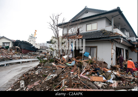 Ein Fischerboot sitzt in einer Wohnsiedlung 5km vom Meer entfernt, nachdem ein 9,0 Mw Erdbeben ein Tsunami in der Stadt Ofunato ausgelöst, Stockfoto