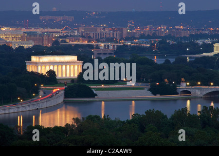 Ein Blick auf das Lincoln Memorial und Washington, DC, südöstlich von Rosslyn, Virginia, über den Potomac River zu suchen. Stockfoto