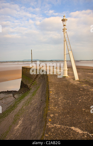 Reich verzierte Lampe post mit Leiter auf dem Pier im Hafen von Lydney an den Ufern des Flusses Severn in Gloucestershire UK Stockfoto