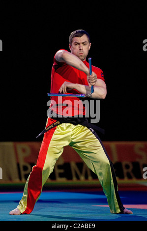 Herr belgischer Schauspieler und Kampfkünstler, Alan Delabie, führt eine Nuchaku Demonstration bei speziellen "Bruce Lee Challenge" Stockfoto