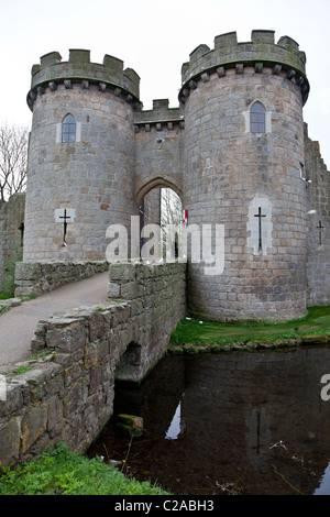 Torhaus Whittington Castle, Whittington, Shropshire, von der Hauptstraße aus gesehen. Stockfoto