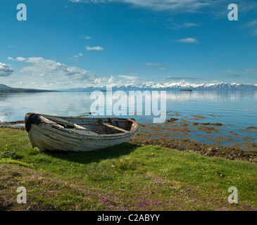 Alte hölzerne Boot am Ufer, Skjalfandi Bucht, Halbinsel Tjornes, Island Stockfoto