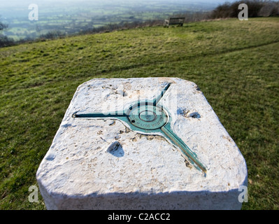 Ordnance Survey Triangulation Station oder trigonometrischen Punkt auf Stinchcombe Hügel im Südwesten Cotswolds Gloucestershire Stockfoto