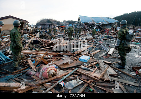 Tausende von Häusern, Booten und Menschen wurden während der JSDF (japanische Self Defense Force) Suche nach Leichen nach 9,0 M zerstört. Stockfoto