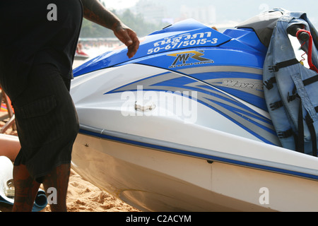 Menschen, die einen Jetski auf Süd Pattaya Beach in Thailand zu mieten. Stockfoto