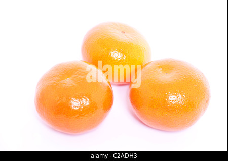 Drei Clementinen auf weißem Hintergrund Stockfoto