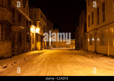 Holywell Street, Oxford, am frühen Morgen bedeckt in Eis und Schnee. Stockfoto