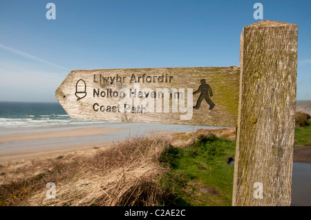 hölzerne Weg Zeichen post Newgale Strand Pembrokeshire Wales UK Stockfoto