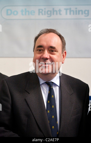 Falkirk, Schottland, GBR - 07. April: Alex Salmond, Vorsitzender der Scottish National Party, besucht am Donnerstag, den 07. April 2011 die Alexander Dennis Bus- und Busfabrik in Falkirk. In den letzten Wochen hat das Unternehmen Aufträge für über 500 Busse im Wert von £Millionen 100 gesichert. (Foto: Copyright © David Gordon) Stockfoto